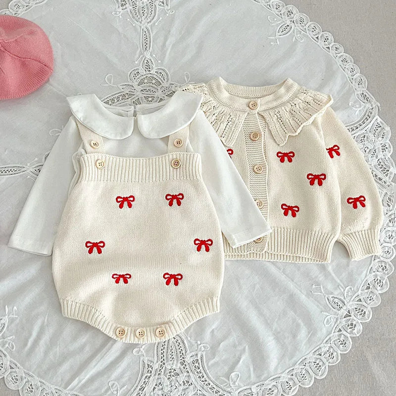 Niedlicher Look – Gestricktes Kleidungsset für Babys mit roten Schleifen