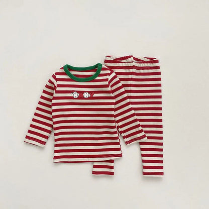 Weihnachtspyjamas für Kinder – Bequem & Warm mit Streifenmuster