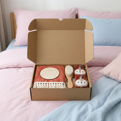 Baby Pflege Geschenkbox – Handtuch, Socken oder Haarband & Badebürste für Neugeborene