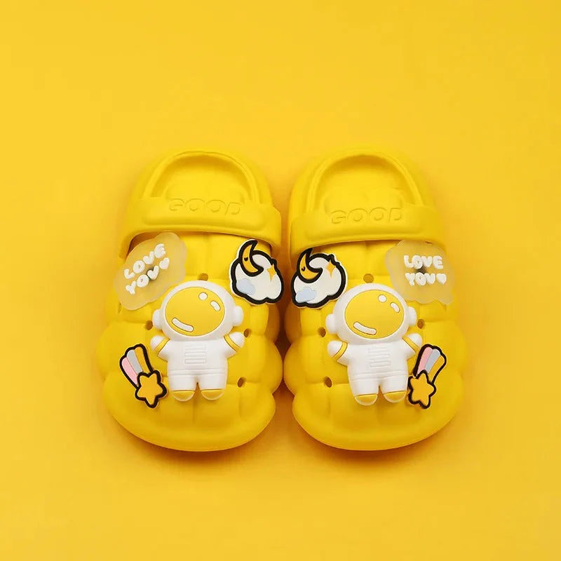 Lustiges Astronauten-Design Kinder-Hausschuhe mit 3D Aufklebern – Bequeme und Verspielte Schuhe